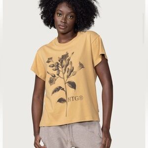 HONOR THE GIFT WOMEN TOBACCO FLOWER SHORT SLEEVE TEE (TAN) Medium NWT